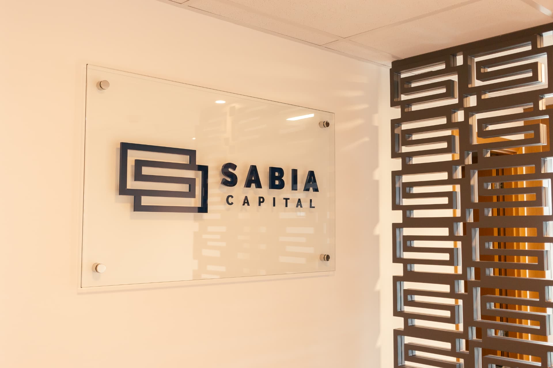 Parede da recepção da Sabia Capital com o slogan Inteligência de crédito, sempre!